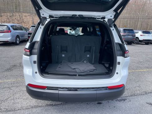 Used 2023 Jeep Grand Cherokee Laredo w/ Luxury Tech Group I image 7