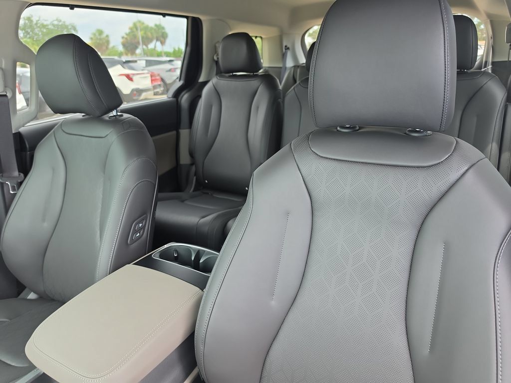 New 2026 Kia Carnival EX FWD image 23
