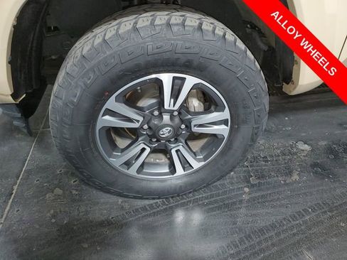 Used 2018 Toyota Tacoma TRD Sport w/ Technology Package image 7
