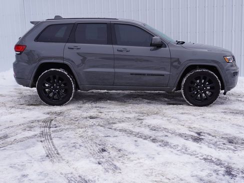 Used 2022 Jeep Grand Cherokee Laredo X image 2