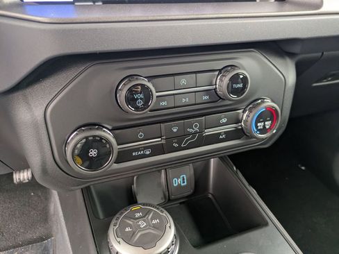 New 2025 Ford Bronco Base image 33