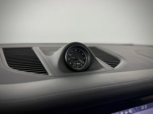 Used 2024 Porsche Macan image 31