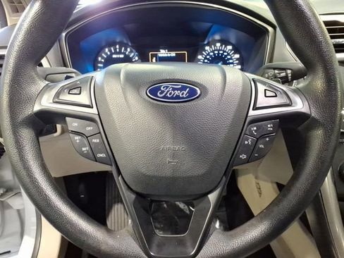 Used 2017 Ford Fusion SE FWD image 19