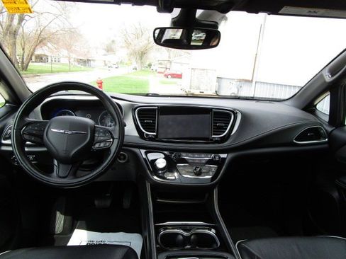 Used 2022 Chrysler Pacifica Limited w/ S Appearance Package AWD/4WD image 13