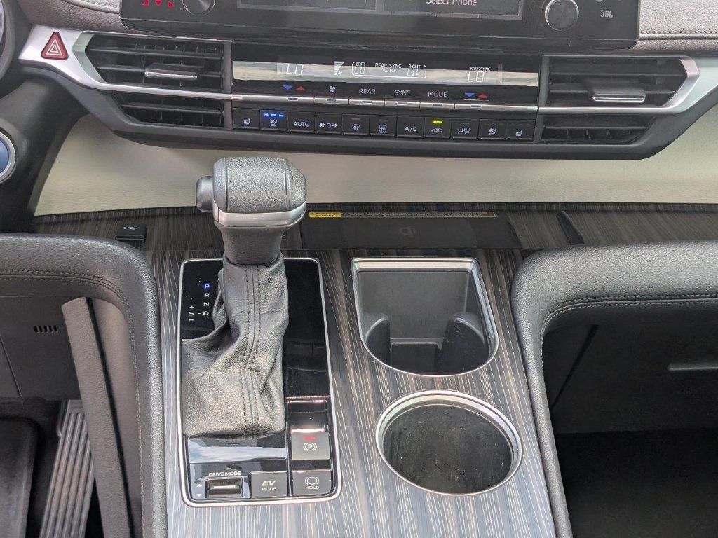 Used 2023 Toyota Sienna Platinum FWD image 21