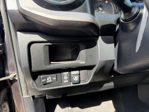 Used 2017 Toyota Tacoma TRD Off-Road w/ Premium & Technology Package AWD/4WD image 30