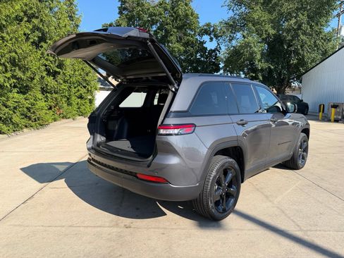 Used 2024 Jeep Grand Cherokee Limited w/ Black Appearance Package AWD/4WD image 32