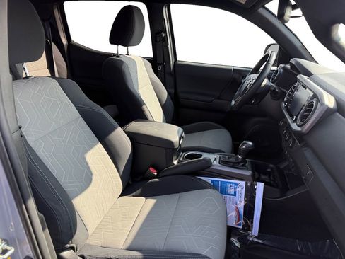 Used 2020 Toyota Tacoma TRD Sport w/ Technology Package image 17