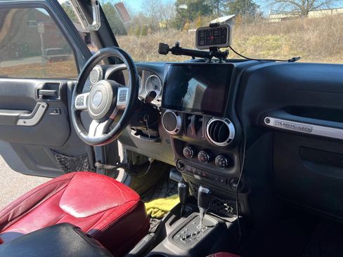 Used 2013 Jeep Wrangler Rubicon AWD/4WD image 13