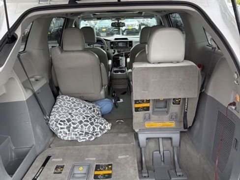 Used 2013 Toyota Sienna XLE w/ Entertainment Pkg image 13