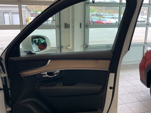 Used 2025 Volvo XC90 B6 Plus AWD/4WD image 23