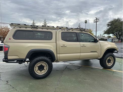Used 2017 Toyota Tacoma TRD Off-Road image 9
