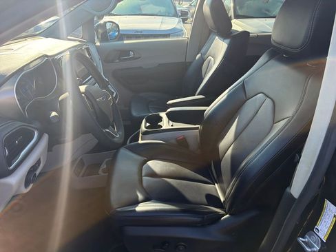 Used 2023 Chrysler Pacifica Touring-L w/ Uconnect Theater Family Group image 14
