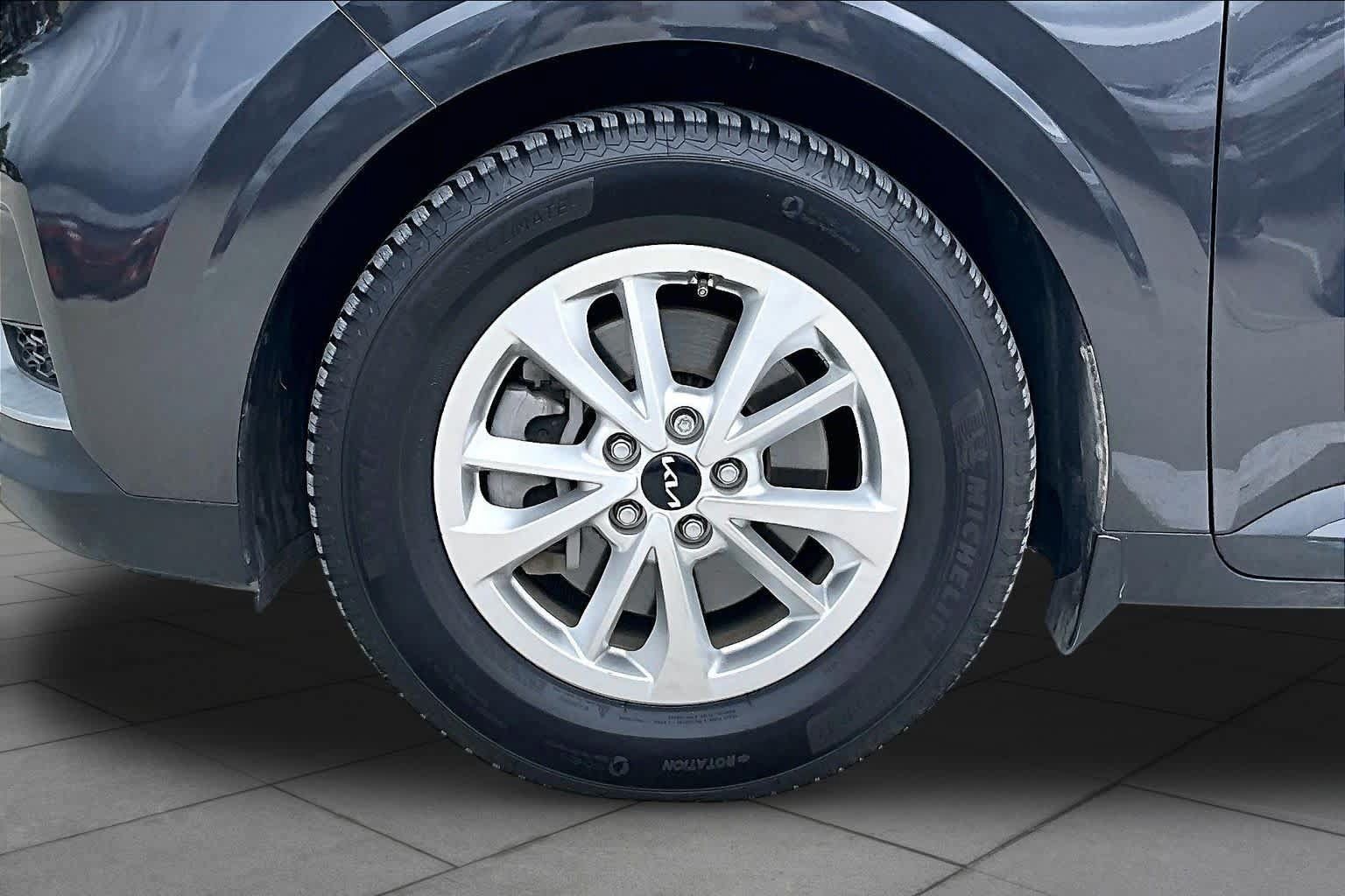 Certified 2023 Kia Carnival LX FWD image 10