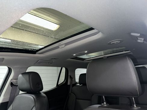 Certified 2023 GMC Acadia SLT w/ Preferred Package image 4