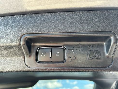 Used 2022 Ford Explorer XLT w/ Equipment Group 202A image 6