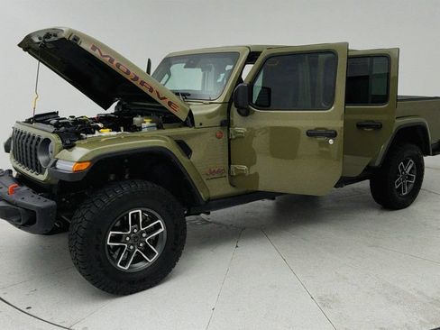 Used 2025 Jeep Gladiator Mojave AWD/4WD image 10
