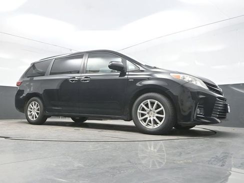 Used 2018 Toyota Sienna XLE AWD/4WD image 24