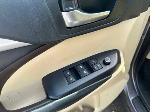 Used 2019 Toyota Highlander XLE FWD image 15