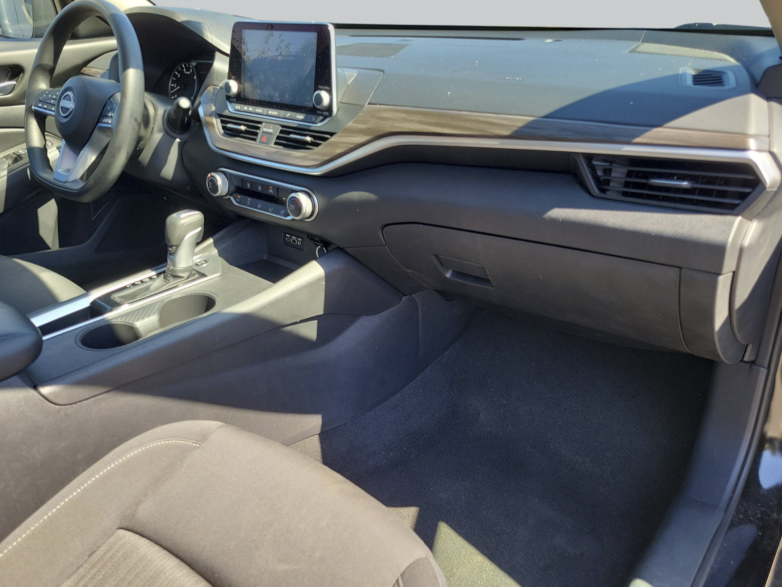 Used 2025 Nissan Altima 2.5 SV FWD image 37