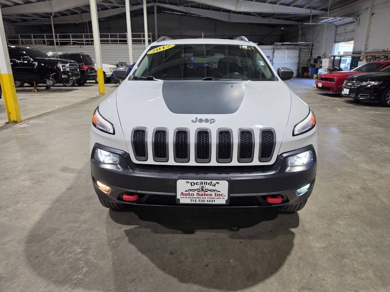 Used 2017 Jeep Cherokee Trailhawk w/ Comfort/Convenience Group AWD/4WD image 18