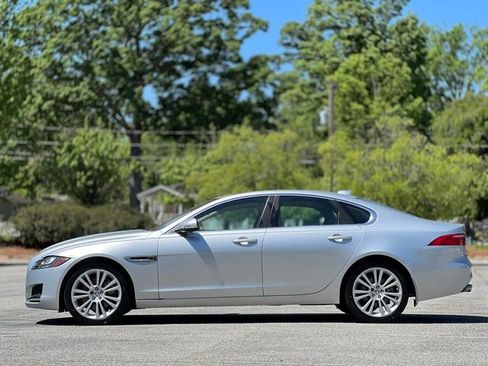 Used 2019 Jaguar XF Premium RWD image 8