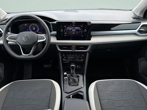 New 2026 Volkswagen Taos SE FWD image 10
