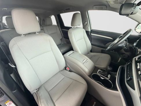 Used 2018 Toyota Highlander LE AWD/4WD image 23