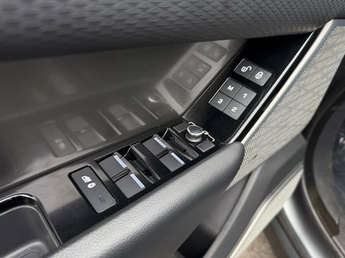 Used 2018 Land Rover Range Rover Velar S image 13