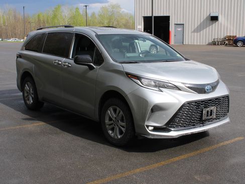 Used 2022 Toyota Sienna XSE w/ XSE Plus Package AWD/4WD image 3
