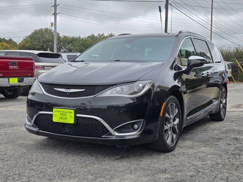 Used 2017 Chrysler Pacifica Limited image 3