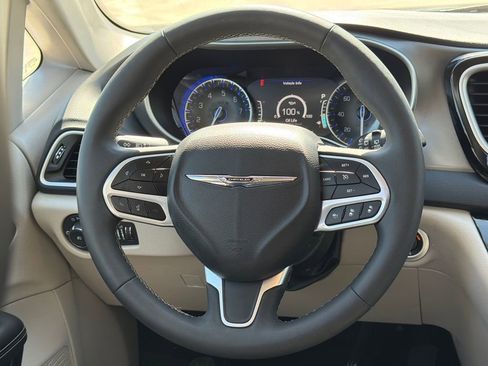 Used 2024 Chrysler Pacifica Touring-L image 14