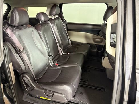 Used 2025 Kia Carnival image 40