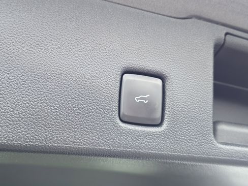 Used 2021 Ford Escape Titanium image 10