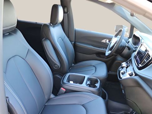 New 2026 Chrysler Pacifica Select FWD image 21