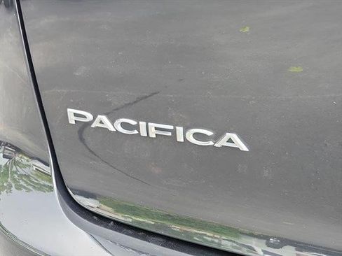 Used 2022 Chrysler Pacifica Touring-L FWD image 30