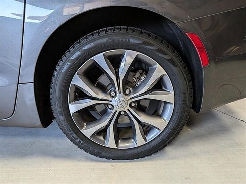 Used 2017 Chrysler Pacifica Limited w/ UConnect Theater Package FWD image 14