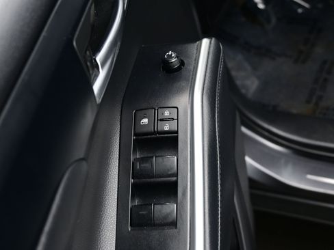 Used 2023 Toyota Highlander XLE AWD/4WD image 10