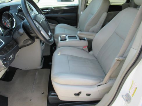 Used 2014 Chrysler Town & Country Touring image 17