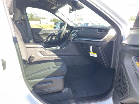 Used 2025 Jeep Grand Cherokee L Laredo image 32