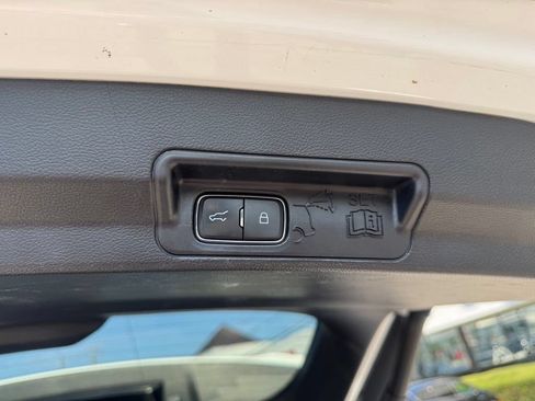 Used 2020 Ford Explorer XLT w/ Equipment Group 202A RWD image 12