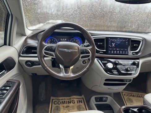 Used 2018 Chrysler Pacifica Touring-L image 22
