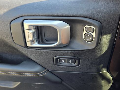 Used 2025 Jeep Wrangler Unlimited Sahara AWD/4WD image 32