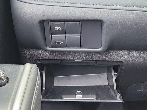 Used 2020 Toyota Highlander XLE image 16