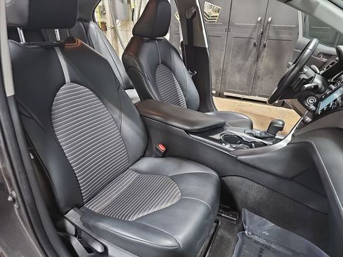 Used 2020 Toyota Camry SE image 10