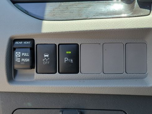 Used 2020 Toyota Sienna XLE w/ XLE Navigation Package FWD image 32