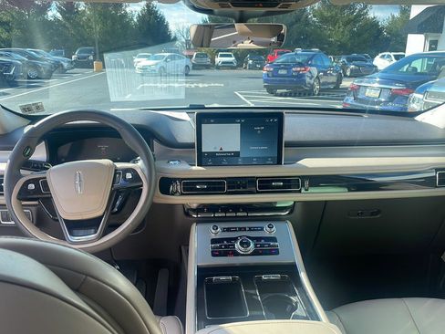 Used 2022 Lincoln Aviator Standard w/ Premium Package image 10