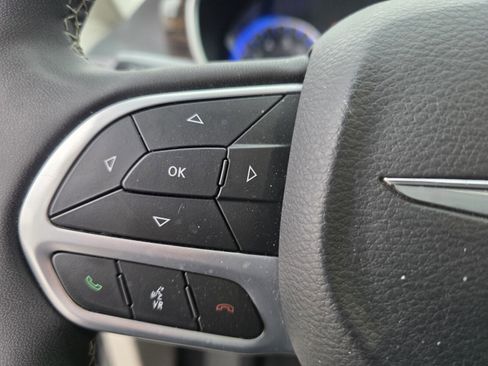 Used 2022 Chrysler Pacifica Limited w/ Uconnect Theater Family Group image 22