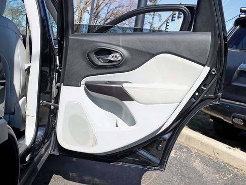 Used 2019 Jeep Cherokee Limited AWD/4WD image 35