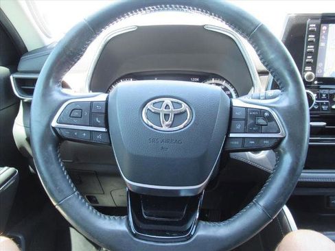 Used 2021 Toyota Highlander Limited FWD image 23
